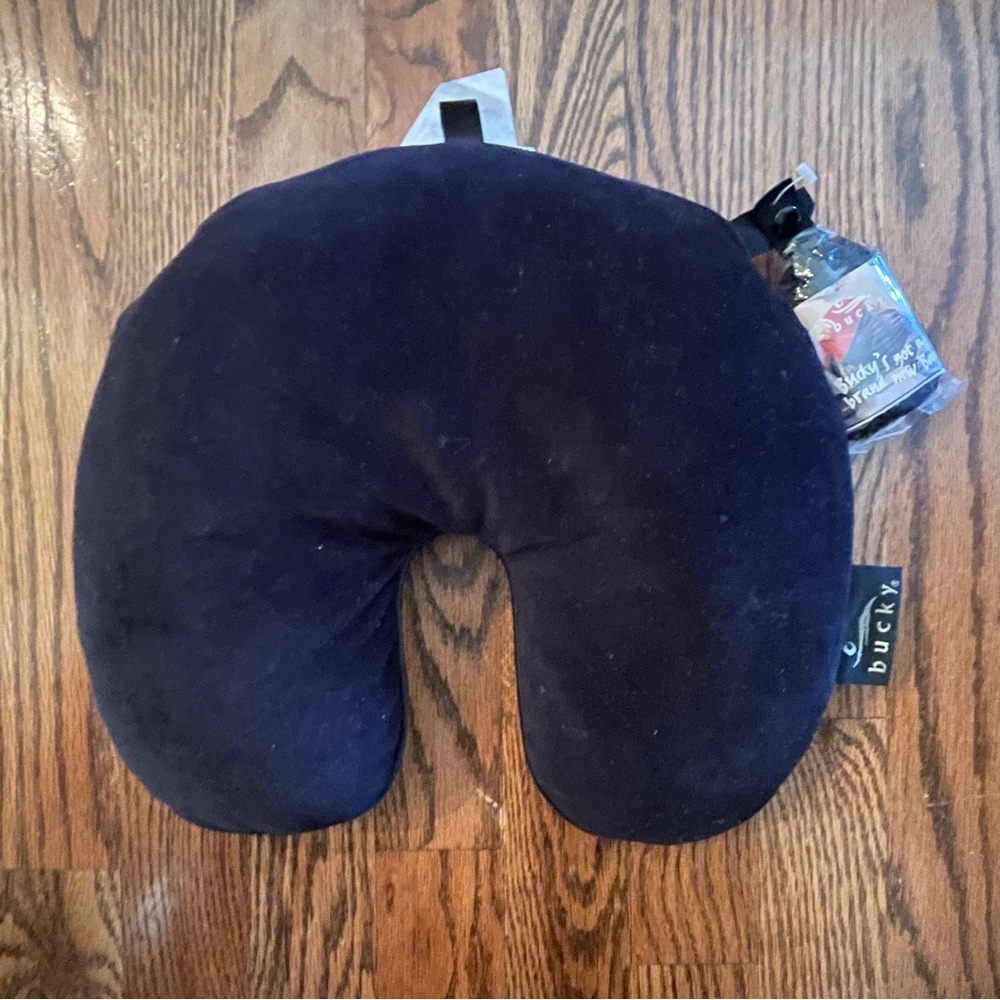 Bucky Neck Travel Pillow, Black
